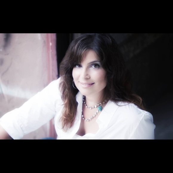 Meet your Posher, Julee - Picture 1 of 2